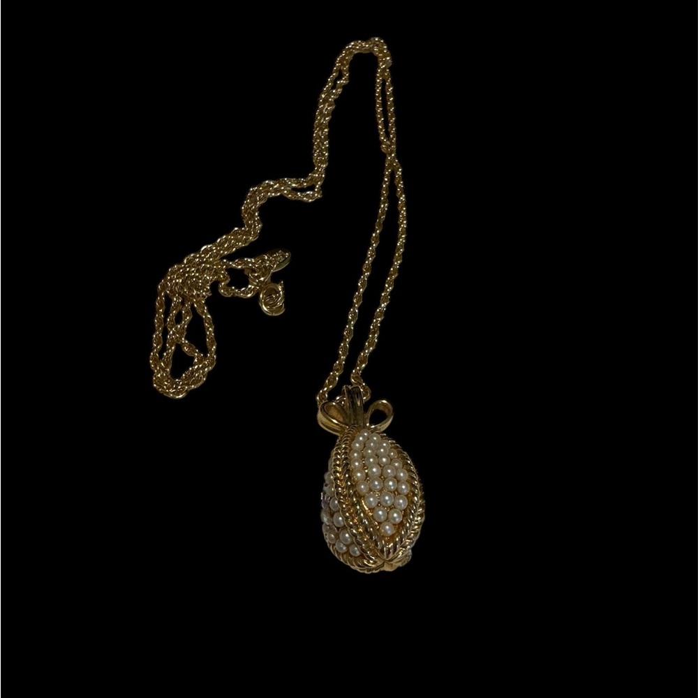 Vintage Joan Rivers Egg Pendant